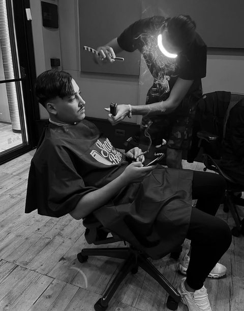 Taglio in corso nella barberia Shary The Barber