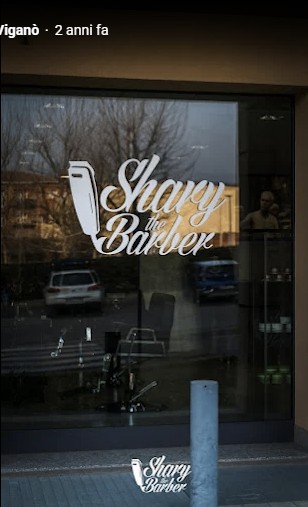 La vetrina della barberia Shary The Barber a Viganò